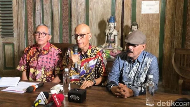 Didampingi kuasa hukum, ayah Arya Daru Pangayunan (tengah) menyampaikan keterangan pers.