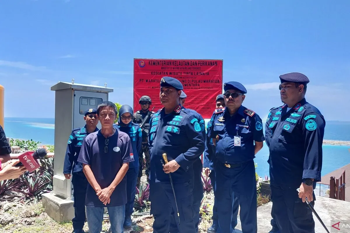 Direktur Jenderal Pengawasan Sumber Daya Kelautan dan Perikanan (PSDKP) KKP Pung Nugroho Saksono (kedua kiri) saat melakukan penyegelan resor di Pulau Maratua, Berau, Kalimantan Timur./Ist