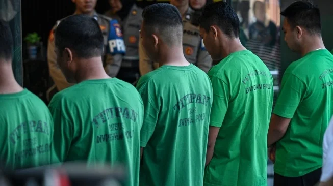 Polri Hadirkan Anggota Brimob Terduga Pelaku Kasus Tewasnya Ojol di Mabes Polri.