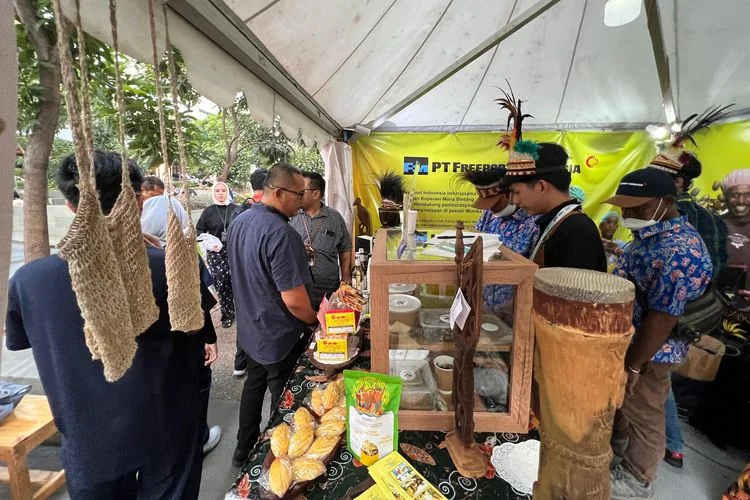 Para pengunjung yang sedang antri membeli Kopi Amungme di booth outdoor Pojok Papua./Ist