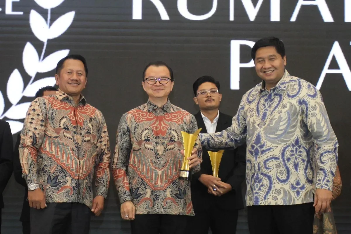 Menteri Perumahan dan Kawasan Permukiman (PKP) Maruarar Sirait menyerahkan penghargaan kepada Direktur Utama Infinity Realty Samuel S. Huang terkait hunian subsidi terbaik di Indonesia untuk kategori rumah subsidi platinum (predikat tertinggi) pada ajang