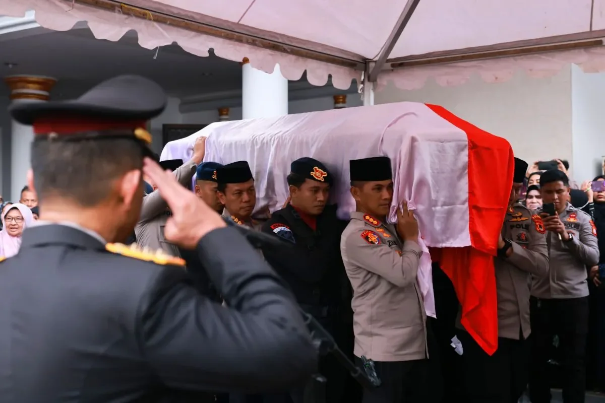 Jenazah almarhum Komjen (Purn) H. Jusuf Manggabarani saat digiring ke rumah duka Makassar