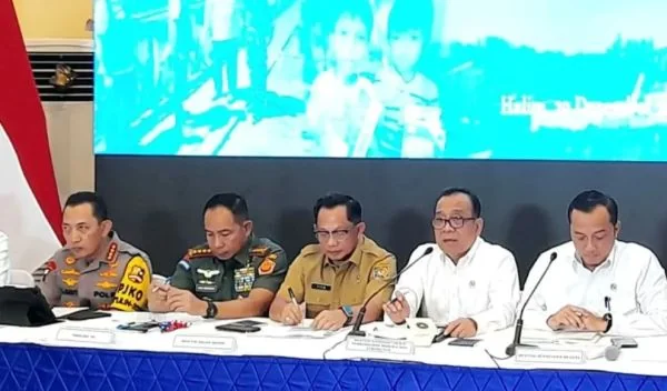 Menteri Koordinator Bidang Pembangunan Manusia dan Kebudayaan, Pratikno saat memberikan ketarangan terkait penanganan bencana di Sumatra (Dok : Int).