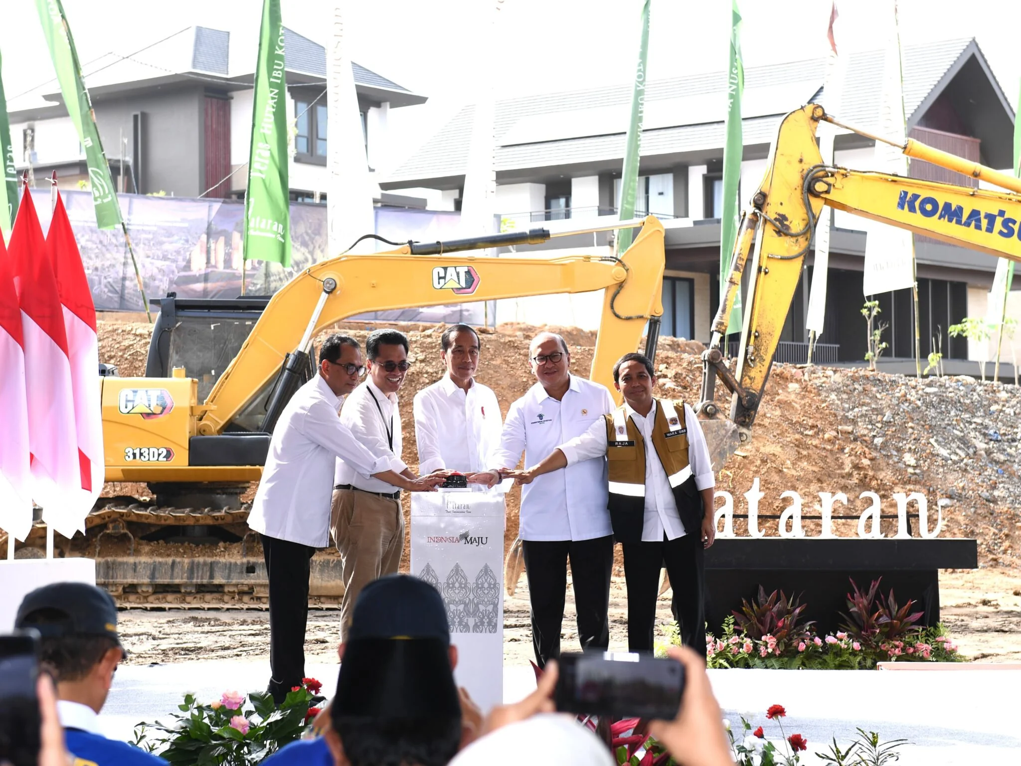 Presiden Joko Widodo (Jokowi) melakukan peletakan batu pertama (groundbreaking) Teras Hutan Ibu Kota Nusantara by Plataran yang berada di kawasan Ibu Kota Nusantara (IKN), Provinsi Kalimantan Timur./Ist
