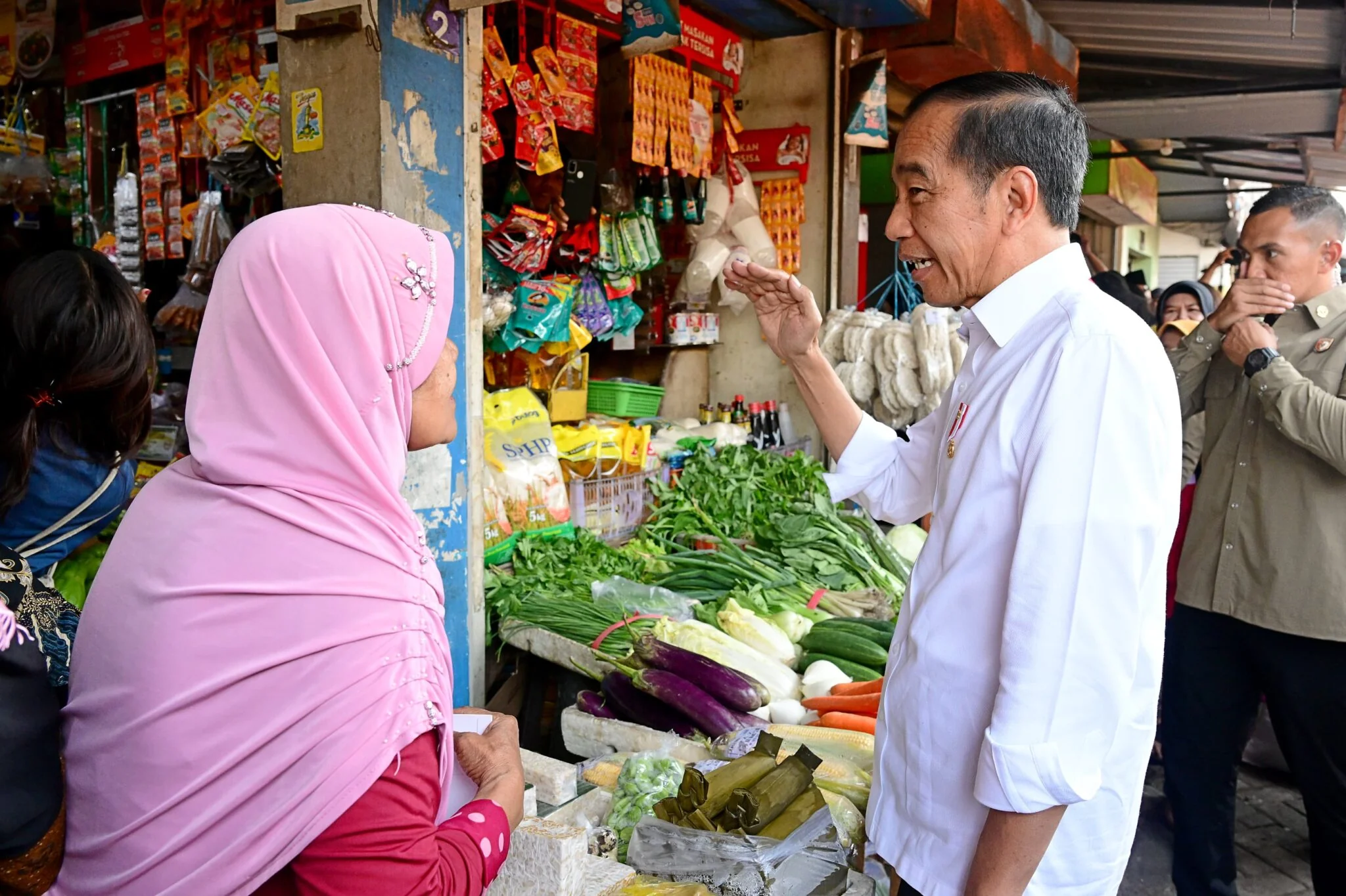 Presiden Joko Widodo (Jokowi) didampingi Ibu Iriana Joko Widodo melakukan kunjungan ke Pasar Dukuh Kupang, Kota Surabaya, Provinsi Jawa Timur.