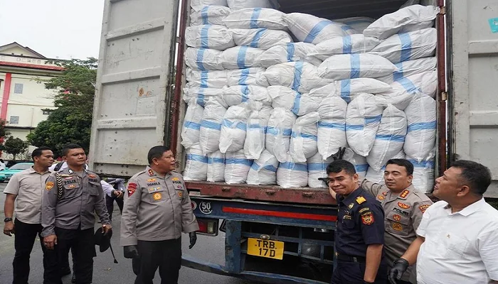 Kepala Polda Kepulauan Riau Inspektur Jenderal Tabana Bangun dan Kepala Kantor Pelayanan Utama Bea dan Cukai Batam Ambang Priyonggo menunjukkan kontainer berisi ribuan karung pakaian bekas di Markas Polda Kepri di Batam(Kompas)