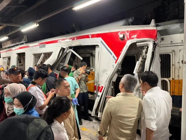 Evakuasi korban kecelakaan kereta di Bekasi Timur (Dok : Int).