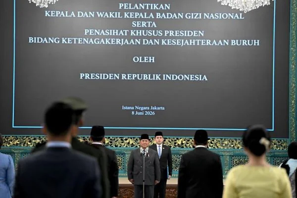 Presiden Prabowo Subianto resmi melantik Nanik S. Deyang sebagai Kepala Badan Gizi Nasional (BGN) bersama Agustina Arumsari dan Trenggono sebagai Wakil Kepala BGN dalam upacara pelantikan yang digelar di Istana Negara (Dok : Setneg).