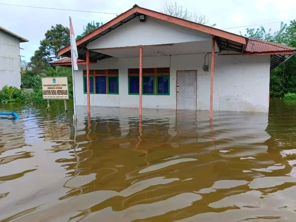 Potret banjir melanda Kabupaten Landak, Provinsi Kalimantan Barat (Dok : Ist).