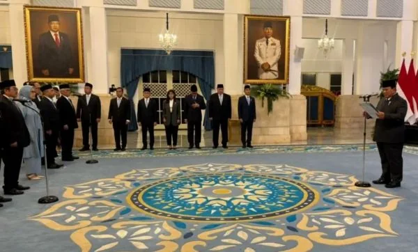 Presiden Prabowo Subianto resmi melantik Ketua Harian dan Anggota Dewan Energi Nasional (DEN) di Istana Kepresidenan (Dok : Int).