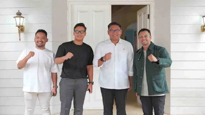 Wakil Menteri Pertanian (Wamentan) Sudaryono (kedua kanan), mengunjungi kediaman Utusan Khusus Presiden Bidang Pembinaan Generasi Muda dan Pelaku Seni Raffi Ahmad (kanan) di Perumahan Andara, Depok, Jawa Barat, Rabu (13/11/2024). DOC: (ANTARA.COM)