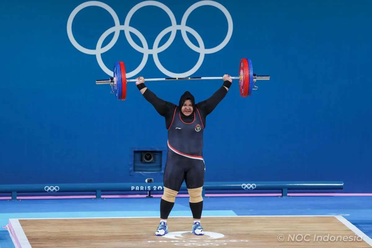 Lifter Nurul Akmal asal Indonesia saat pertandingan di Paris Expo Porte de Versailles, Minggu (11/08). Foto: kabarindonesia/Naif Muhammad