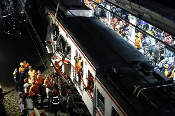 Tabrakan antara KRL Commuter Line dan Kereta Api Argo Bromo Anggrek terjadi di Stasiun Bekasi Timur, Kota Bekasi (Dok : Int).