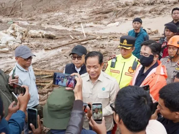 Menteri Lingkungan Hidup Hanif Faisol Nurofiq saat mendatangi lokasi longsor di dua kampung Pasirkuning dan Pasirkuda (Dok : Int).