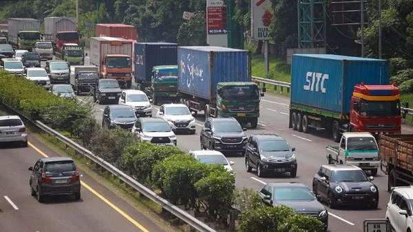Ilustrasi mobil angkuatan barang di ruas tol (Dok : Int).