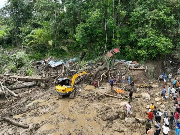 Upaya pencarian korban hilang dan pembukaan akses jalan menggunakan alat berat di Kecamatan Palembayan, Kabupaten Agam, Sumatera Barat (Dok : Int).