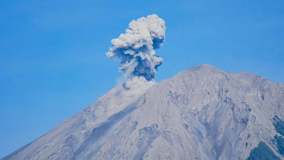 Gunung Semeru Erupsi Dengan Letusan Setinggi 800 Meter Di Atas Puncak Pada Jumat (29/11/2024) pukul 05.47 WIB. DOC: (INT)