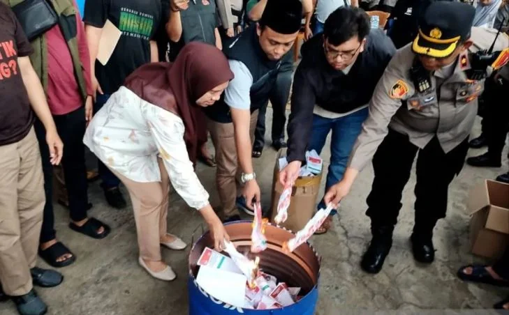 Ketua KPU Makassar Muh Yasir Arafat (dua kanan), Anggota KPU Makassar (kiri), Anggota Bawaslu Makassar Ahmad Ahsanul Fadhil (dua kiri) serta Kapolsek Manggala Kompol Semuel
To'longam (kanan) bersiap memusnahkan surat suara rusak dan lebih sebanyak 2.150 l
