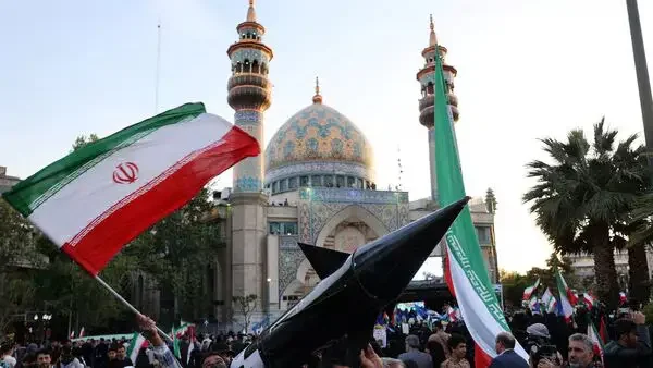 Serangan Iran terhadap Israel Langsung: Warga Iran membawa model rudal saat perayaan setelah serangan IRGC terhadap Israel, di Teheran, Iran, 15 April 2024. (Reuters)