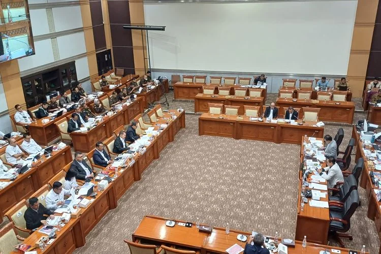 Suasana rapat Komisi III DPR RI bersama Jaksa Agung Sanitiar Burhanuddin dan Menkumham Supratman Andi Agtas di Gedung MPR/DPR RI.