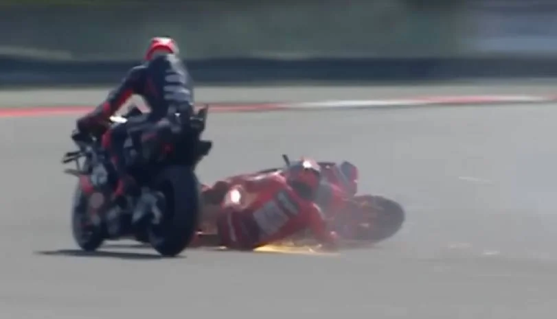 Tangkapan layar saat Marc Marquez terjatuh.