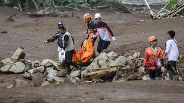 Proses evakuasi korban bencana longsor di Bandung Barat (Dok : Int).