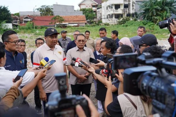 Menteri Perumahan dan Kawasan Permukiman (PKP) Maruarar Sirait meninjau langsung lahan yang direncanakan akan menjadi lokasi pembangunan rumah susun (Dok : Ist).