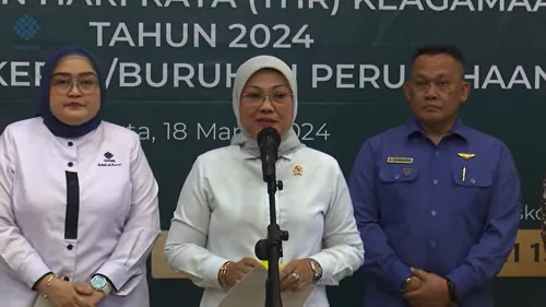 Menteri Ketenagakerjaan (Menaker), Ida Fauzia saat pers konferens Surat Edaran Menteri Ketenagakerjaan Nomor M/2/HK.04/III/2024 tentang Pelaksanaan Pemberian Tunjangan Hari Raya Keagamaan Tahun 2024 Bagi Pekerja/Buruh di Perushaan, Senin, (18/03).