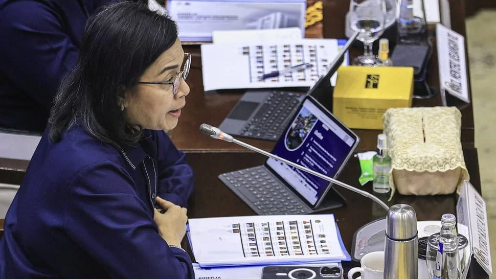 Menteri Keuangan Sri Mulyani Indrawati menyampaikan paparan pada rapat kerja dengan Komisi XI DPR di kompleks Parlemen, Senayan, Jakarta, Rabu (13/11/2024). DOC: (ANTARA FOTO/DHEMASRHEVIYANTO/TOM.
