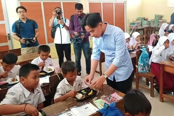 Wapres Gibran saat melakukan uji coba makan siang gratis (DOC: INT).