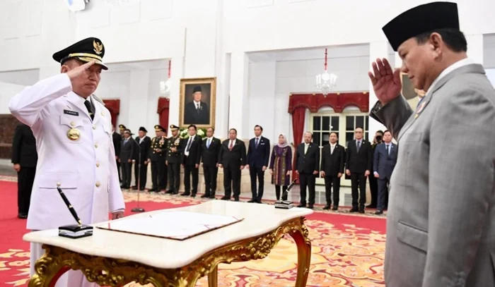 Presiden Prabowo Subianto secara resmi melantik Muhidin sebagai Gubernur Kalimantan Selatan Sisa Masa Jabatan Tahun 2021-2024, di Istana Negara, Jakarta, pada Senin, 16 Desember 2024. Foto: BPMI Setpres/Cahyo.