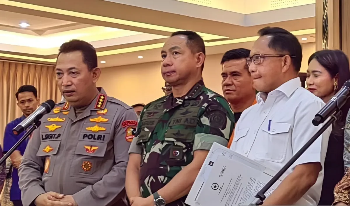 Kapolri Jenderal Pol. Listyo Sigit Prabowo (kiri) berbicara dengan awak media usai rapat tingkat menteri soal nataru di Gedung Kementerian PMK, Jakarta, Jumat (22/11/2024). DOC: (ANTARA/ASEP FIRMANSYAH)