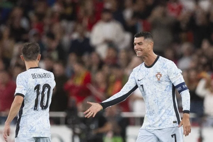 Megabintang Timnas Portugal, Cristiano Ronaldo, membuat rekor setelah ia mencetak gol pada laga Nations League kontra Kroasia, Kamis (5/9/2024) atau Jumat dini hari WIB.(AFP/PATRICIA DE MELO MOREIRA).