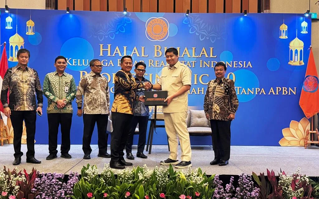 Buku Propertinomic 2.0 Diserahkan Joko Suranto kepada Menteri PKP Maruarar Sirait