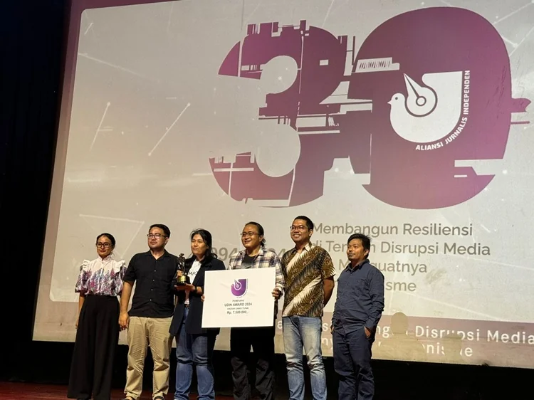 Tim podcast Bocor Alus saat menerima penghargaan Udin Award di Jakarta, Jumat (9/3). Foto kabarindonesia/ist