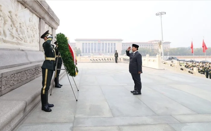 Presiden Prabowo Subianto mengunjungi Monumen Pahlawan Rakyat, Tiananmen Square di Beijing, Republik Rakyat Tiongkok (RRT) pada Sabtu, 9 November 2024 untuk melakukan peletakan karangan bunga atau flower tribute. Foto: BPMI Setpres/Andi.
